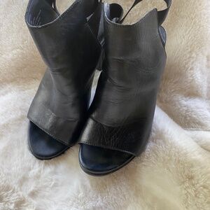 Kenneth Cole reaction leather open toe open heeled bootie 4”heel size 6